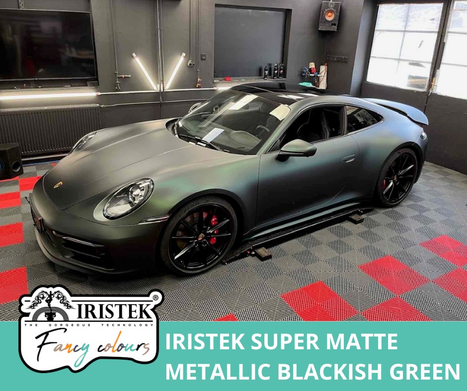 ⚫️????Super Matte Metallic Blackish Green is back on stock! ???? Ha fólia, akkor Én ????????????info@iristekeurope.com
